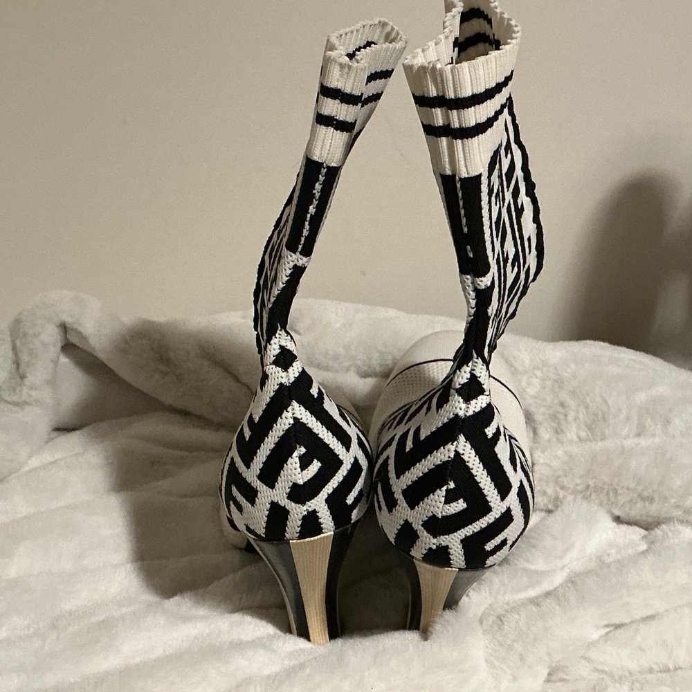 Fendi Black/White Sweater Ankle Boots Size 37 - Picture 8 of 16